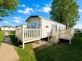 8 Berth Caravan For Hire Near Clacton-On-Sea In Essex Ref 26281E