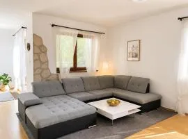 Spacious Apartment with Free Parking near Prague