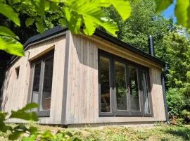 Chatička pod skalou - Cozy off grid solar cabin