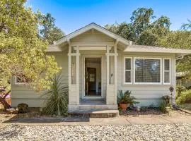 Walk to Main St! Quiet Mendocino County Retreat