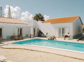 Aldeia Caiçara Surf Lodge, хотел в Алжезур
