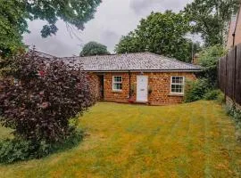 2 bed Bungalow in Towcester by ARP Homes 15 min from Silverstone Free Parking Perfect for Families and Contractors
