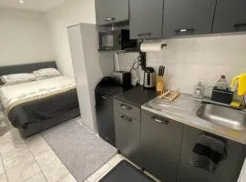 Chic Modern Studio Apartment near Heathrow Airport