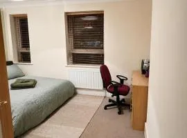 Contractor & professional short term room let Kettering