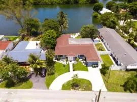 Lake house Large 10 ppl 4 bedroom near beaches mall