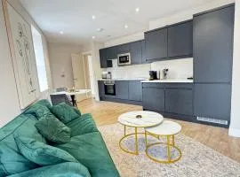 Stylish City Centre Flat - Walk to Trinity & Station
