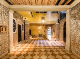 Elegant Apartment with Lift in 17th-Century Palace, Walk to St Marks Square
