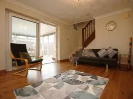 Tudor House By N And N Stays, 3 Bedroom house in Neath with Private parking, perfect for contractors, Corporate stays or families visiting South Wales, Long Stays Welcome