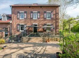 Luxe familiehuis voor 12 personen, 6 slaapkamers met eigen badkamer, luxe keuken, jetstreambad en infrarood sauna en 1 ha tuin in Vijlen, Zuid-Limburg