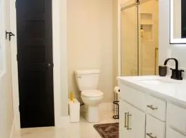 Cozy 4BR Lakeside House, Fireplace, Garage