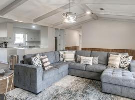 Pond View, Fishing, BBQ, Fireplace, and More, hotel en Douglas