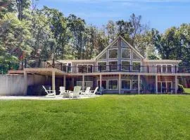 Exquisite dog-friendly home with kayaks, pool table, hot tub, & washer/dryer