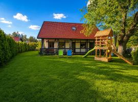 Kaszëbsko Nórcëk 8-10 osób 4 sypialnie jezioro las park linowy łowisko wędkarskie, hotel a Załakowo