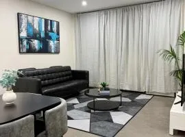 Luxe 3BR Apartment Near Stadium Balcony, Parking & WiFi