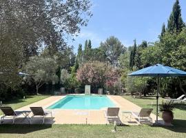 Domaine Au Coeur des Alpilles, отель в городе Моссан-лез-Альпий