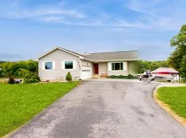 Spacious lakefront house w/patio, balcony, grill & foosball