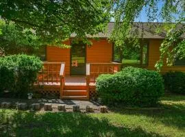 Quiet lake home with two kayaks, furnished deck, grill & fast WiFi - dogs OK