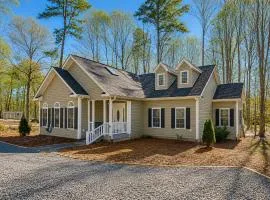 Fun & relaxing getaway with 2 game rooms, fire pits, deck, & more