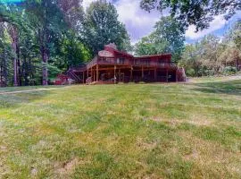 Lakefront retreat w/private dock, fast WiFi, gas grill & central AC, dogs