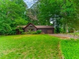 Lakeside log home with a private deck, WiFi, firepit, central AC, & washer/dryer
