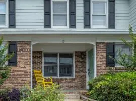 Beautifully Updated! 2BR Pet Friendly Apartment, Walk To The Beach!