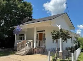 Charming 3BR Home Near Downtown Lafayette
