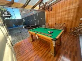 Casa com 2 quartos, piscina c aquecimento solar, sinuca e churrasqueira perto da praia