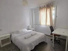 HABITACIÓN PRIVADA COMODA SITUADA EN LA MEJOR ZONA DE MALAGA CERCA A LA PLAYA JUSTO A LADO DE DOS CENTROS COMERCIALES Y LA ESTACION DE TREN Y AUTOBÚSES ZONA MUY BIEN COMUNICADA WI-FI LA MEJOR ZONA DE MALAGA lo bienvenido