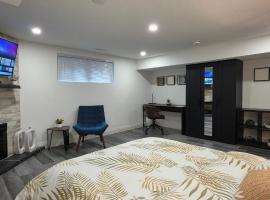 Renovated Guest Suite Near The Lake & High Park in Toronto!, готель у Торонто