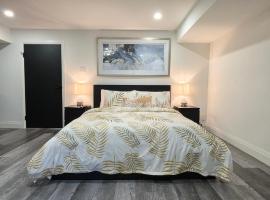 Renovated Guest Suite Near The Lake & High Park in Toronto!، فندق في تورونتو
