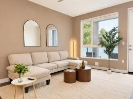 Modern Retreat 10 Min from Disneyland With Pool & Gym