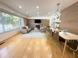 Oakridge Family Retreat - Spacious -Free Parking- Garden - Near Skytrain& YVR