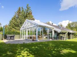Cozy holiday home for four guests, hotell sihtkohas Hals