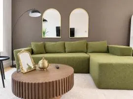 Luxe Deco Haven with Pool, Gym & Parking Close to Disneyland