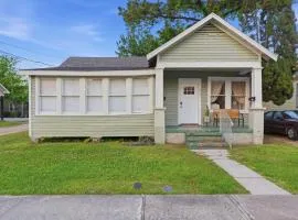 Cozy 1BR Cottage w Kitchen & Laundry