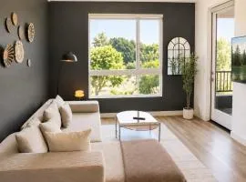 Bright & Cozy Getaway with Pool Free Parking 10 mins Disneyland