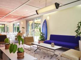Greet Hotel Versailles - Voisins Le Bretonneux, hotel u gradu 'Voisins-le-Bretonneux'