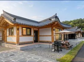 Gangneung Harang Hanok Pool Villa