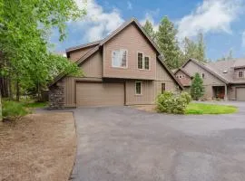 Comfortable townhome with private hot tub & shared pool - SHARC passes included
