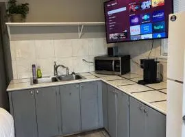 Ellie Kate's Tiny Apartment Pets Welcome Close to Airport