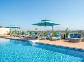 Aster Apartments - Stylish Loft with Rooftop Pool & Sauna