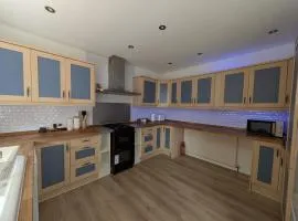 The Harlington Garden House 5BR with Large Garden