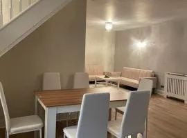 The Harlington Garden House 5BR with Large Garden
