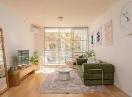 Modern City-Centre Apartment on Kent with Pool, Gym & Free Parking