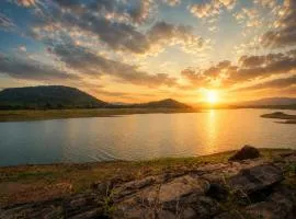 Elee Villa - Waterfront Retreat with Victoria Reservoir & Mountain Views