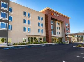 La Quinta Inn & Suites by Wyndham Tracy, מלון בטרייסי