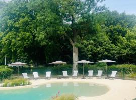 Camping Canal de Berry, hotel i Saint-Amand-Montrond