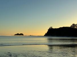 Palm Beach Waiheke Tranquil B&B โรงแรมในOstend