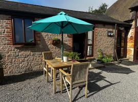 Smugglers Cottage converted Barn with Pool & Jacuzzi NR Lyme Regis, מלון בWhitchurch Canonicorum