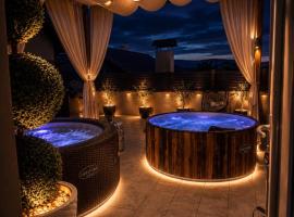 Holiday house "Mimoza" 2 massage pools: Otočac şehrinde bir otel